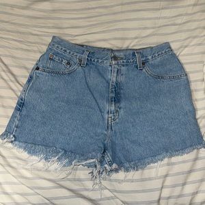 Vintage Levi’s cutoff denim shorts!!